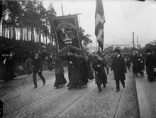 Demonstration under storstrejken 1909 med fana från Bryggeriarbetareförbundets avd 15