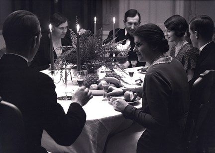 LIL000125 Reklambild (stämningsbild). Middag i ljuset av stearinljus. Fotograf: C.G. j:r Rosenberg,  år 1932