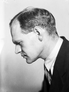 Porträtt av författaren Olle (Carl Olof) Hedberg. Olle Hedberg var ledamot av Svenska Akademien från 1957