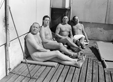 Troligen Södermalms badinrättning, Bastugatan 4. En grupp nakna män solbadar på terrassen