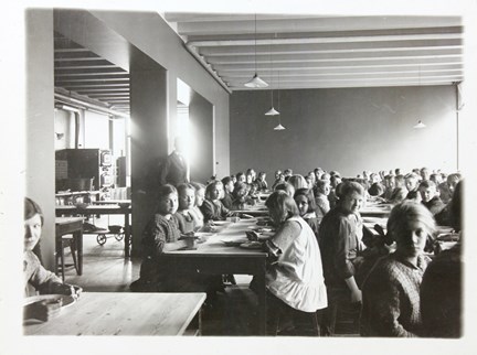 Barn som äter dagens lunch på Högalids folkskola, ca 1930