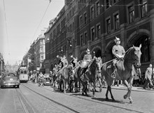 Kungliga Livgardesskvadronens (K1) musikkår till häst blåser in Nationaldagen. De rider söder ut på Vasagatan.