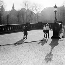 Barn leker framför Johannes kyrka. I bakgrunden t.v. klockstapel