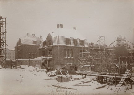Byggnadsarbete på huset vid Sköldungagatan 3 den 1 februari 1910.