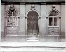 Munkbrogatan 2, portal och del av fasad