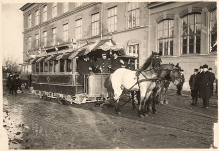Svartvitt foto på spårvagn med hästar