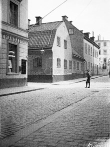 Stora Vattugatan 18 (nuv. Vattugatan) österut vid hörnet av Klara Västra Kyrkogata