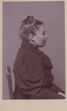 Laura Emilia Isberg född Sterner - polisfoto i profil