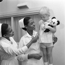 Karolinska sjukhuset, barnkliniken. Två etiopiska sjuksköterskor som gör sin utbildning i Sverige med ett barn