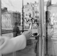 Skulpterade dörrhandtag, Stockholms stadsbibliotek. Utförda av konstnären Nils Sjögren