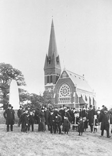 Gustav Adolfs kyrkan sedd med folksamling i förgrunden