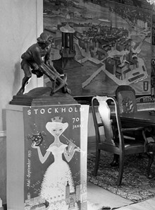 Västra Trädgårdsgatan 9, Stockholms Handelskammare. Affisch framtagen för Stockholms 700-års jubileum. Skulpturen Bågspännaren av konstnären Christian Eriksson
