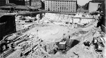 Bygget av tunnelbanan vid Hötorget 1953. 