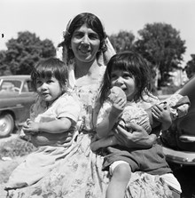 Romsk kvinna med två barn.
