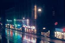 Sankt Eriksgatan 46. Butikernas neonskyltar lyser i mörkret