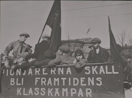 Pionjärer på första majdemonstration 1930 i Stockholm.