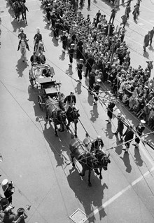Kunglig kortege. Engelskt statsbesök av drottning Elizabeth II och prins Philip. Vagn med drottning Elizabeth och kung Gustaf VI Adolf passerar genom Stockholm