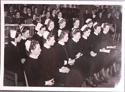 Svartvitt fotografi på elever från Barnmorskeläroanstalten som tar sin examen 1947