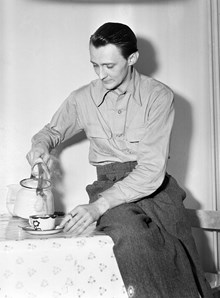 Författaren Gustaf Rune Eriks i sitt kök i Hökarängen. Eriks har belönats med Svenska Dagbladets litteraturpris 1950
