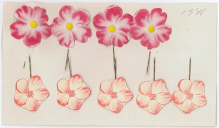 Knapphålsblommor som såldes 1941 av välgörenhetsorganisationen Mors blomma