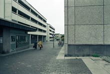 Portholmsgången i Skärholmens centrum. Till vänster ett servicehus och till höger gymnasiet.