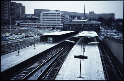 Vinter och vy över Liljeholmens tunnelbanestation 