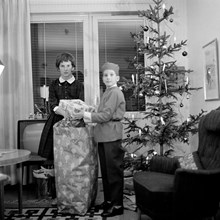 Barn med julklappssäck. Ingvor Lindgren och Mats Lindgren. Oppundavägen 6