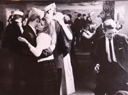 Svartvitt fotografi på par som dansar på ungdomsgård