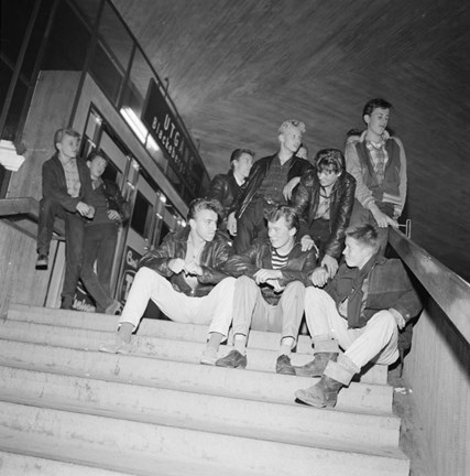 Tonårskillar i trappa på Blackebergs tunnelbanestation.