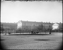 Livgardet till hästs gamla kaserner vid Storgatan-Narvavägen, från hörnet av Linnégatan. I förgrunden Narvavägen