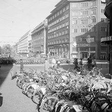 Cykelparkering på Sveavägen vid korsningen av Kungsgatan. Vy norrut från Oxtorgsgatan