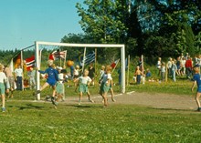 Barnens ö: Pojkar spelar fotboll