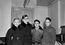 Fyra pojkar, redaktörer för Kråkmålabladet