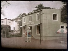1930. Konsumbutik ritad av KF:s chefsarkitekt 1928-58, Eskil Sundahl. Butiken visades på Stockholmsutställningens östra del. Vy åt nordväst