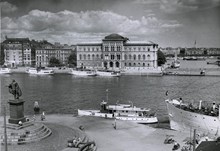 Skeppsbron: Till vänster Gustav III:s staty