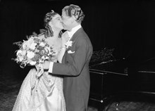 Signe Hasso och Sture Lagerwall kysser varandra vid en fest i Konserthuset för Hjälpfonden.