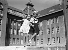 Tegnérgatan 44-46, Adolf Fredriks folkskolas skolgård. Två flickor leker. 