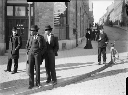 Nybroplan år 1902 med två för Stockholm ovanliga turistande män.