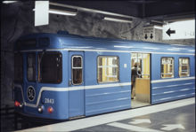 Blått tunnelbanetåg vid Hallonbergens tunnelbanestation år 1977