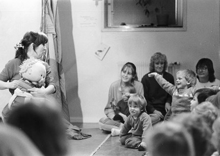 Barn och vuxna interagerar i dockteatern "Den vilda bebin", 1985