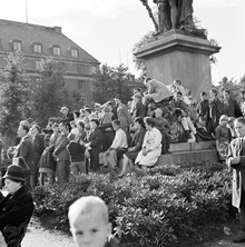 Folksamling runt Karl XIII:s staty i Kungsträdgården