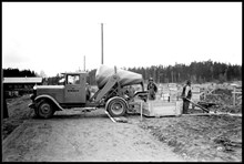 Betongblandarbil i arbete vid kvarteret Häradsrätten 3 i Svedmyras småstugeområde