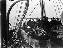 Kistor med kvarlevorna efter Salomon August Andrée, Nils Strindberg och Knut Fraenkel från Andréexpeditionen ombord på HS Svensksund.