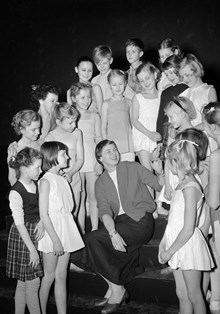 Gustav Adolfs Torg 2, Operan. Ingrid Bergman omgiven av barn ur operabalettens elevskola under repetition av uppsättningen "Jeanne d'Arc"