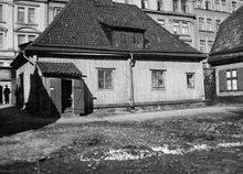 Gårdssidan vid Maria Högbergsgata 39 B. Huset tillhörde Konung Oscar I:s minne och revs 1930. Nuvarande Högbergsgatan 63-65. I fonden ses Maria Högbergsgata 46-48, kv. Nederland Mindre