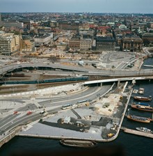 Utsikt från Stadshustornet mot anläggningsarbeten vid Klara Mälarstrand samt Centralbron, Tegelbacken, rivna Klarakvarter och nedre Norrmalm