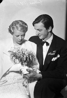 Bröllopsporträtt av fotografen K. W. (Karl Werner) Gullers, tillsammans med sin fru Ingvor, född Alberts