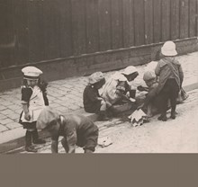 En grupp barn leker på gatan.