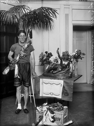 Olympiska spelen i Stockholm 1912. Sydafrikanen Mac Arthur,1:a pristagare i maratonlöpning, med sina priser.