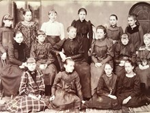 Anna Kruse med sina elever på Brummerska skolan 1897-1898 